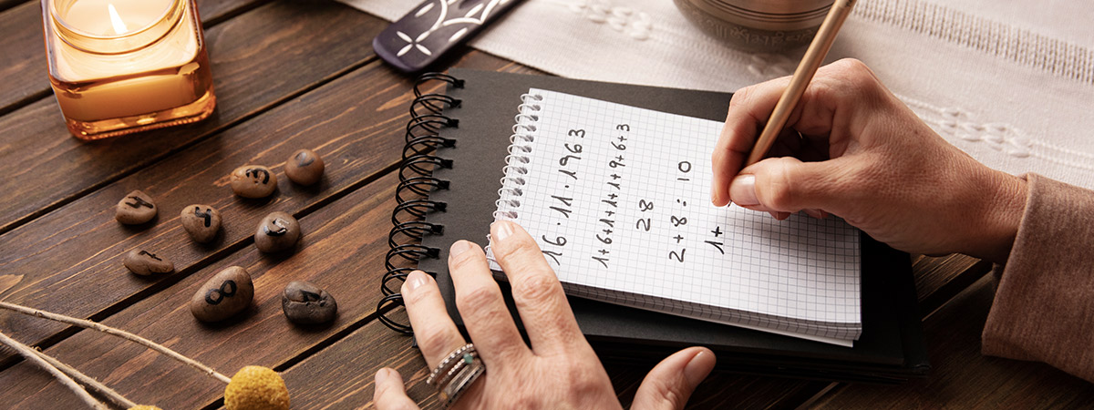 Mujer con anotaciones de numerología